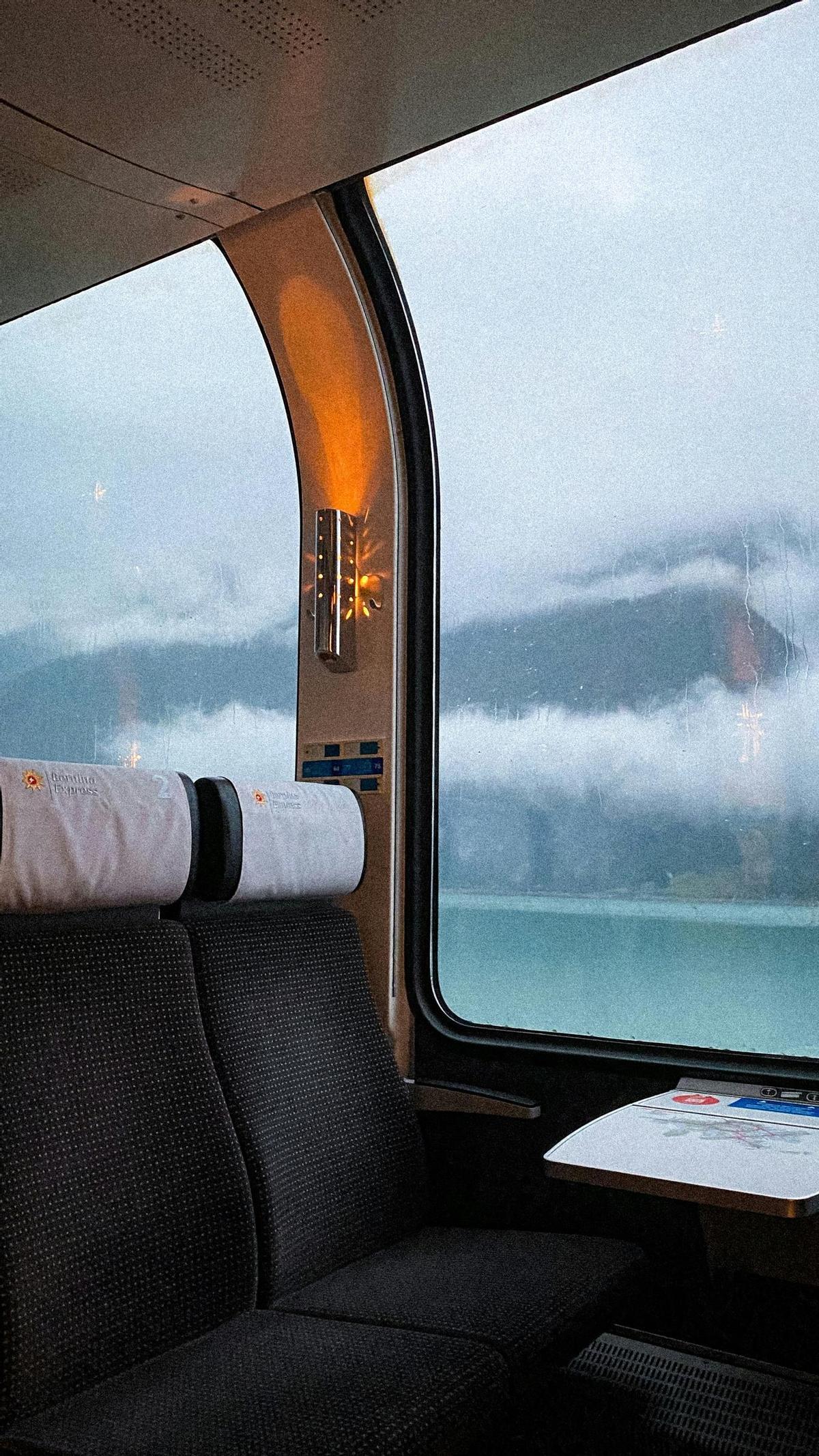 A bordo del Bernina Express, el tren panorámico que une Suiza e Italia