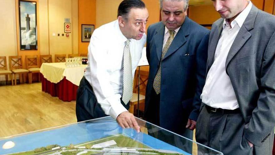 Rafael Riva, a la izquierda, en 2003, con una maqueta del proyecto de circuito en Sotiello.
