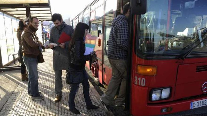 Carril recoge firmas contra la subida del precio del bus en una parada del campus de Elviña. / fran martínez