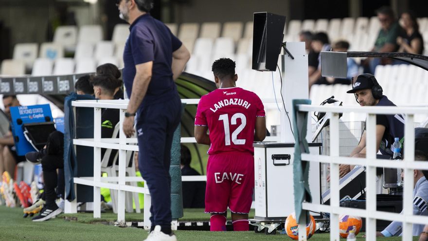 Una temporada marcada por el rojo: el CD Tenerife, el equipo con más expulsiones de la Liga Hypermotion