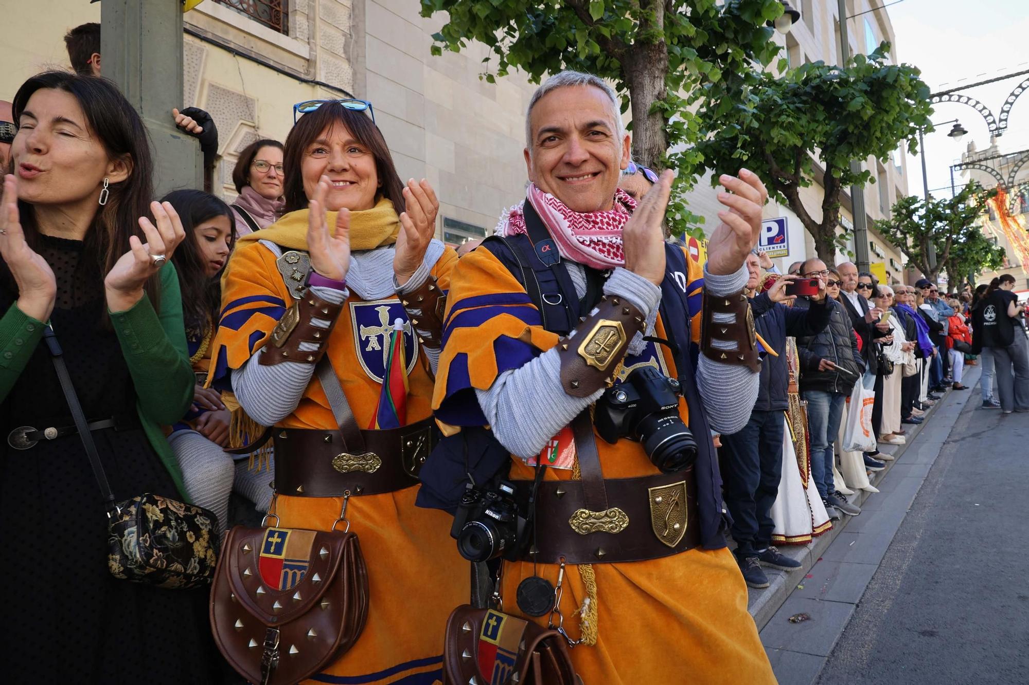 El Sant Jordiet entre claveles en la procesión de la Reliquia