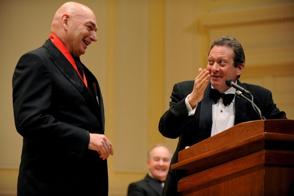 Tom Pritzker bromea con el arquitecto francés Jean Nouvel tras ser premiado con el Premio Pritzker de Arquitectura, en Washington en junio de 2008.