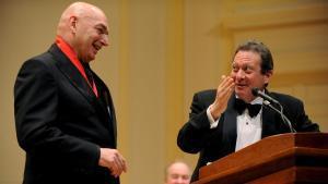 Tom Pritzker bromea con el arquitecto francés Jean Nouvel tras ser premiado con el Premio Pritzker de Arquitectura, en Washington en junio de 2008.