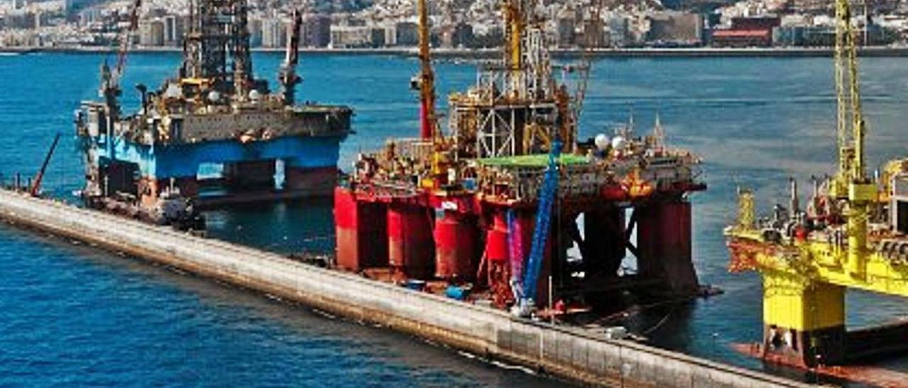 Plataformas petrolíferas en el puerto de Santa Cruz de Tenerife.
