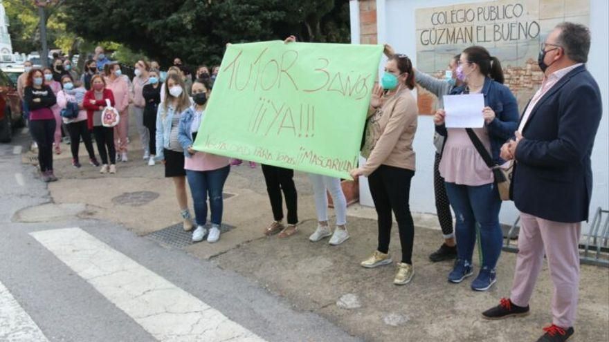 Protesta en Gaucín por un profesor que se niega a llevar mascarilla.