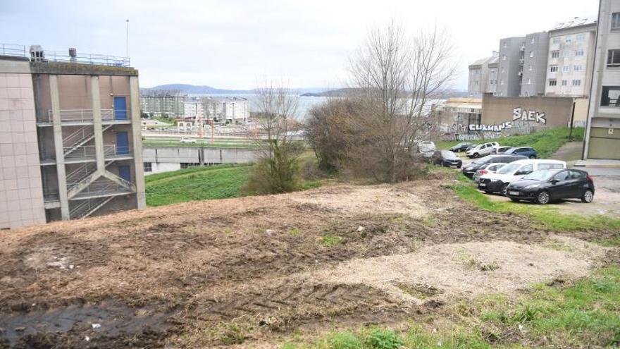 Coches aparcados en una zona sin urbanizar del polígono de San Amaro-Orillamar. |   // CARLOS PARDELLAS