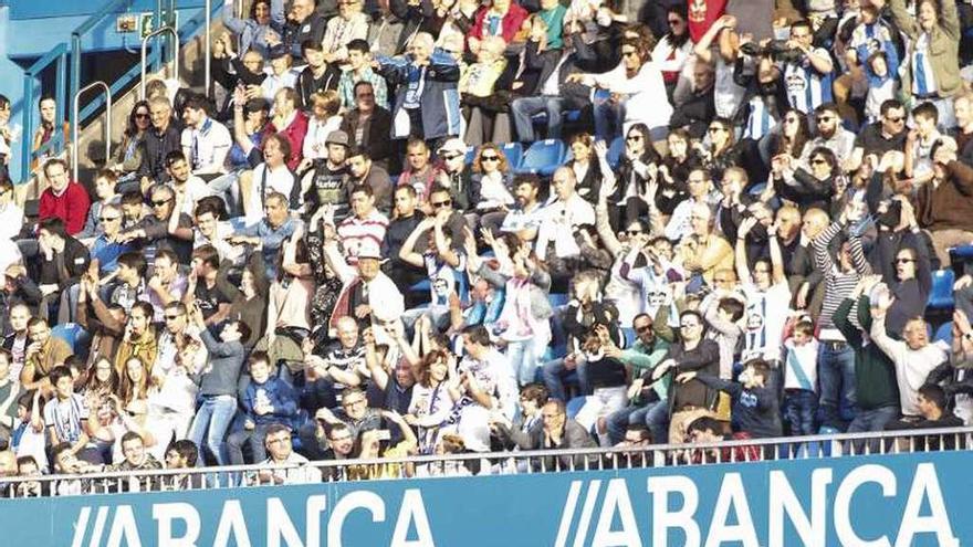 Aficionados hacen la ola durante la recta final del Dépor-Las Palmas.