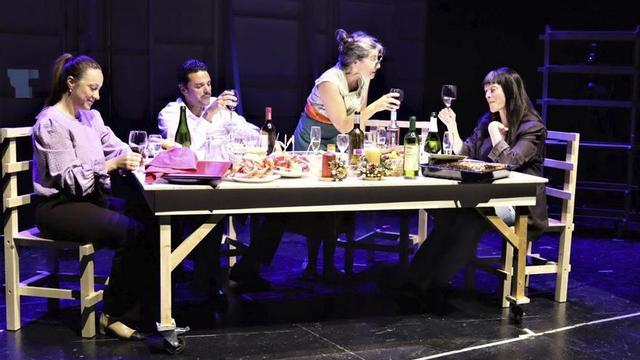 Saray Castro, Rubén Darío, Griselda Ponce y Marta Viera en una escena de ‘Sobremesa’.