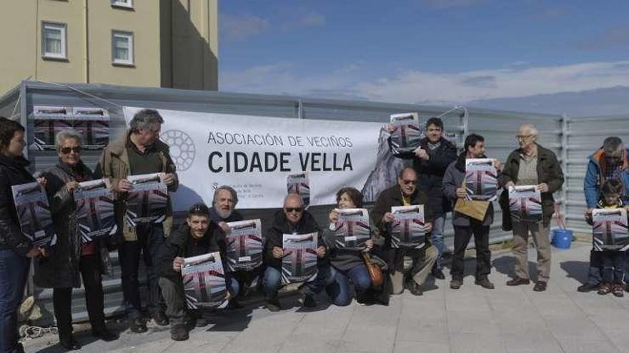 Pegada de carteles para evitar que se subasten las fincas de A Maestranza