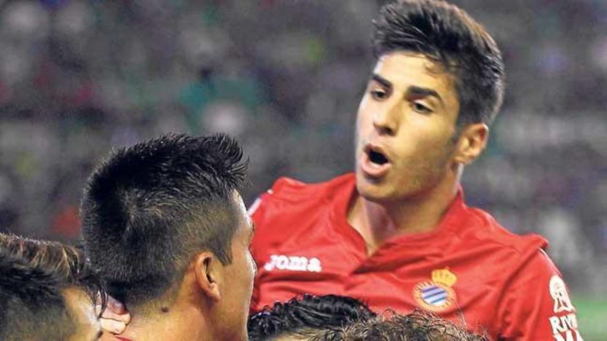 Marco celebra con sus compañeros uno de los tres goles del Espanyol al Betis.