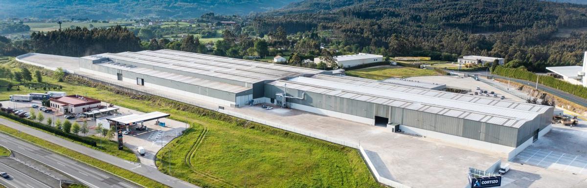 La nueva factoría de Cortizo, al pie de la A-6, en Coirós. |  LCO