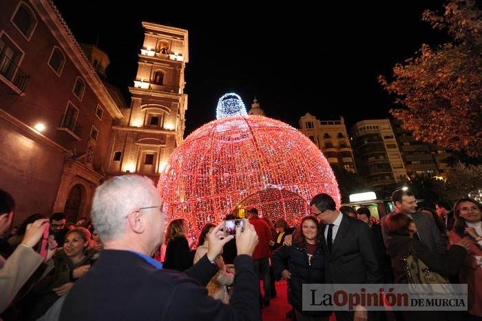 Estrellas y bolas ya brillan en las calles de Murcia