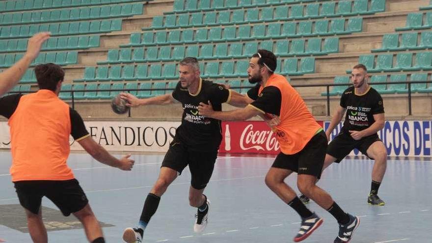 La plantilla de Balonmán Cangas entrenando en O Gatañal. // Santos Álvarez