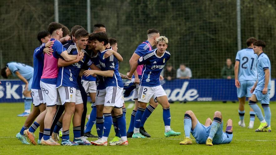 Los juveniles del Oviedo celebran el pase en Copa ante el Levante. | Irma Collín