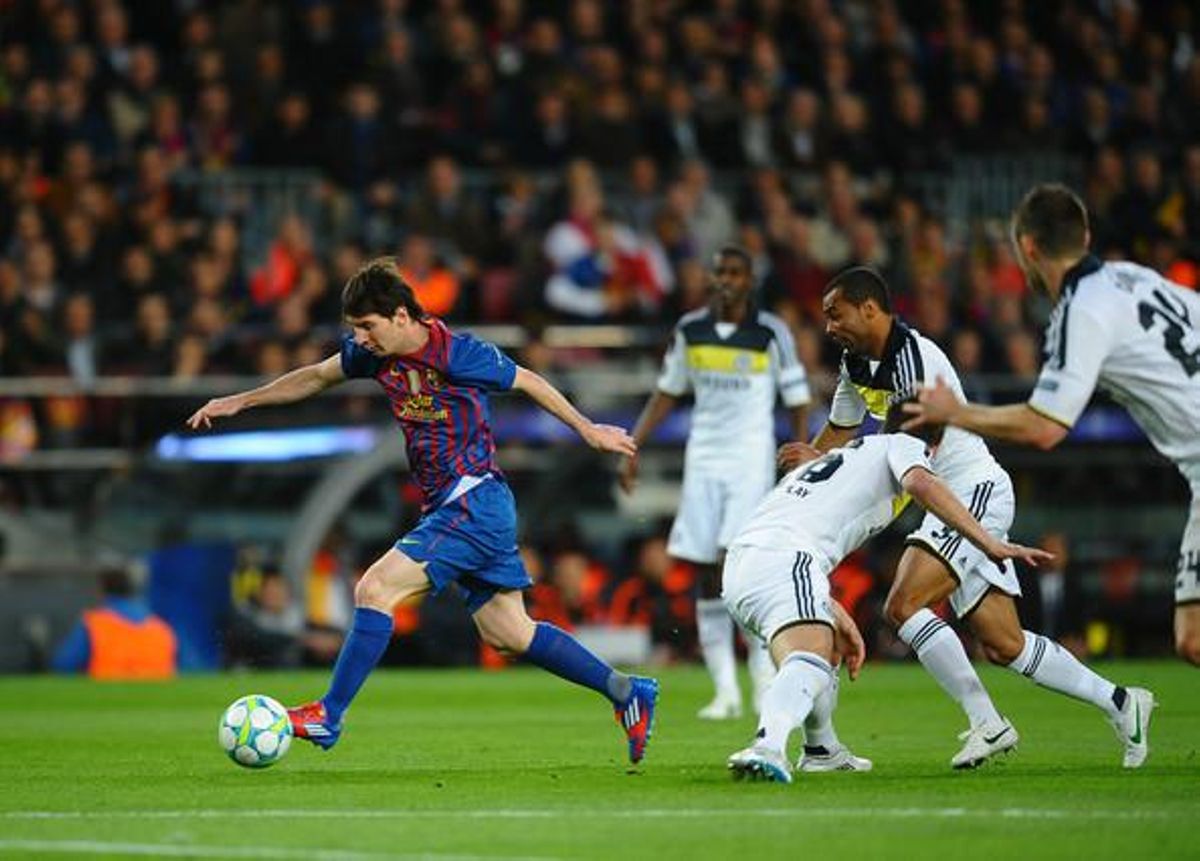 Messi controla una pilota en els primers compassos del partit. Messi controla una pilota en els primers compassos del partit.