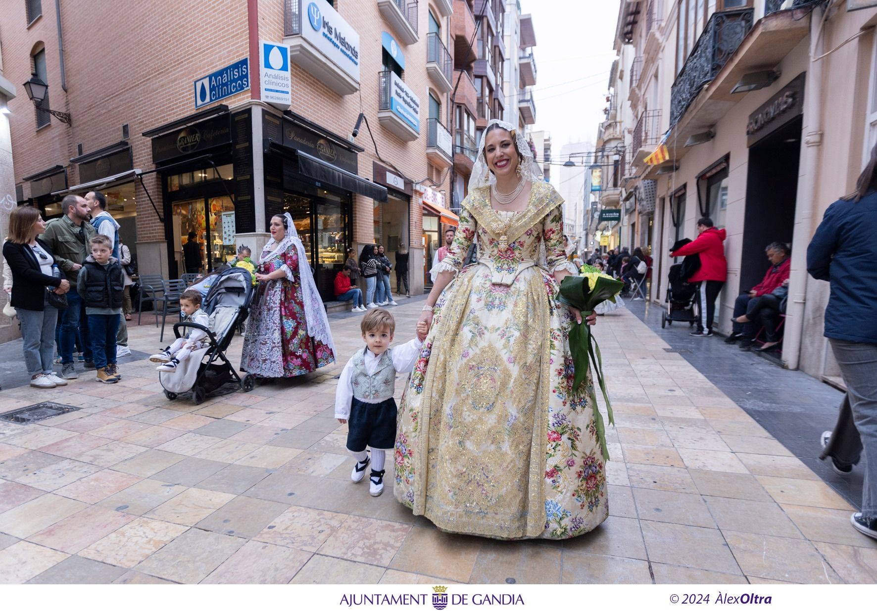 Bellas imágenes de la Ofrenda de las Fallas de Gandia