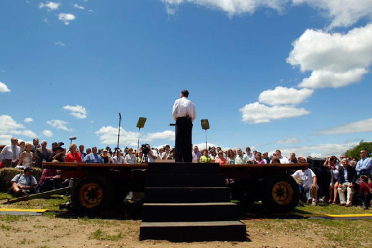 L’exgovernador de Massachusetts, Mitt Romney, anuncia que es presentarà com a candidat republicà a les presidencials dels Estats Units el 2012 en un míting a Nou Hampshire.