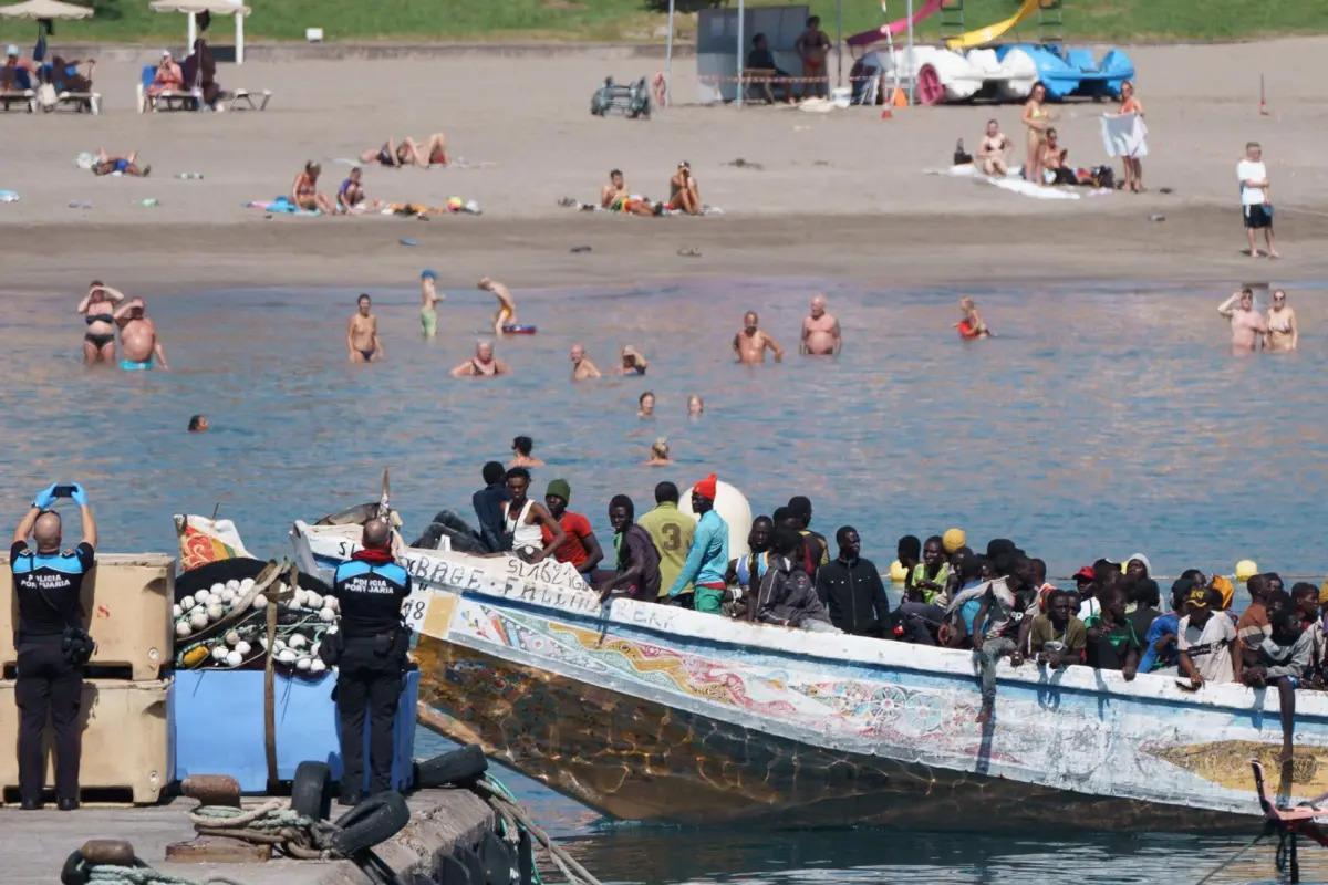 Llegada de un cayuco con 120 ocupantes al puerto de Los Cristianos, en Tenerife.