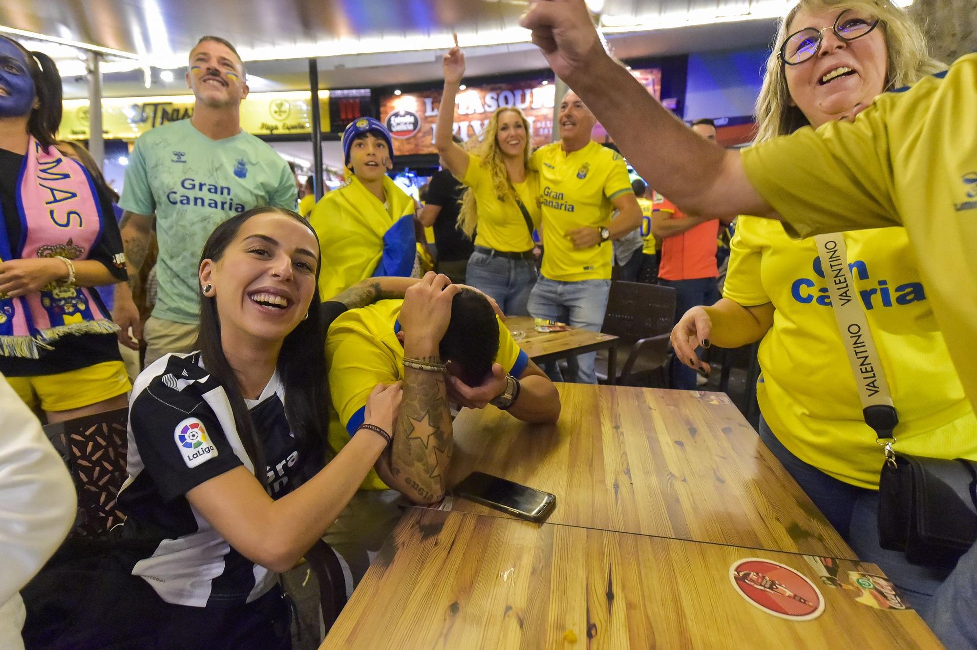 Celebración del ascenso en las terrazas de la Plaza de España