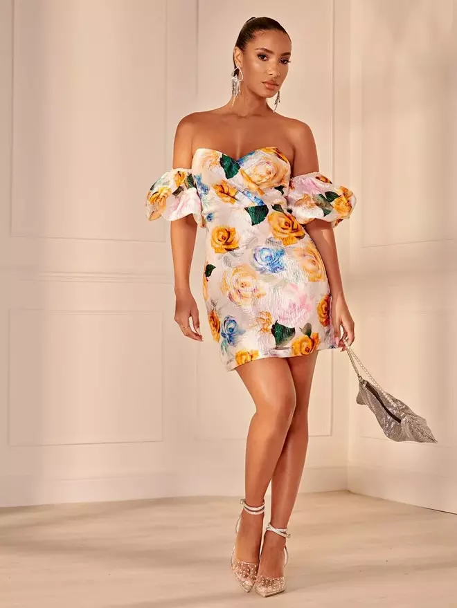 Vestido corto con estampado de flores