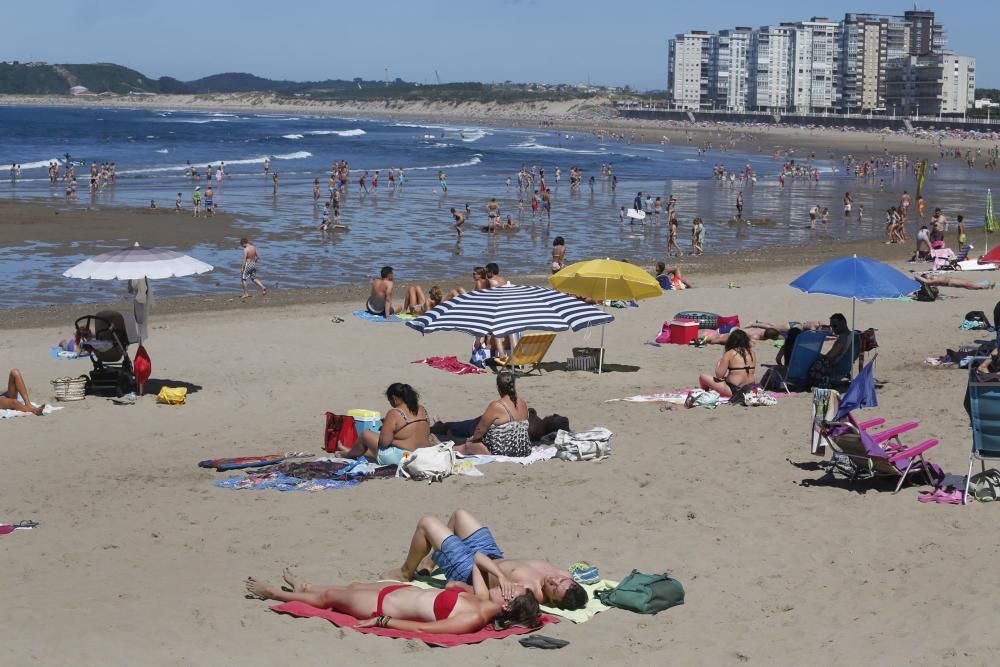 Domingo de calor y de atascos en Asturias