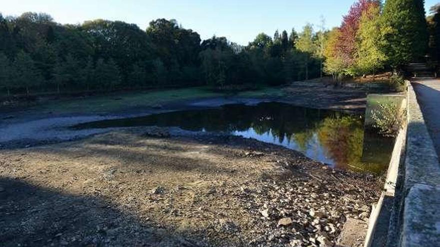 El lago de Castiñeiras, afectado por la pérdida de agua. // G. Santos