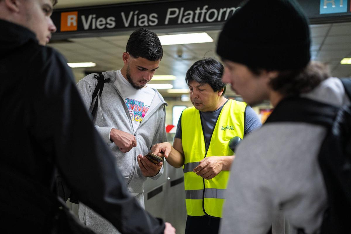 Pasajeros en la estación de Rodalies de plaza Catalunya a primera hora de la mañana consultan a los informadores cómo llegar a su destino.