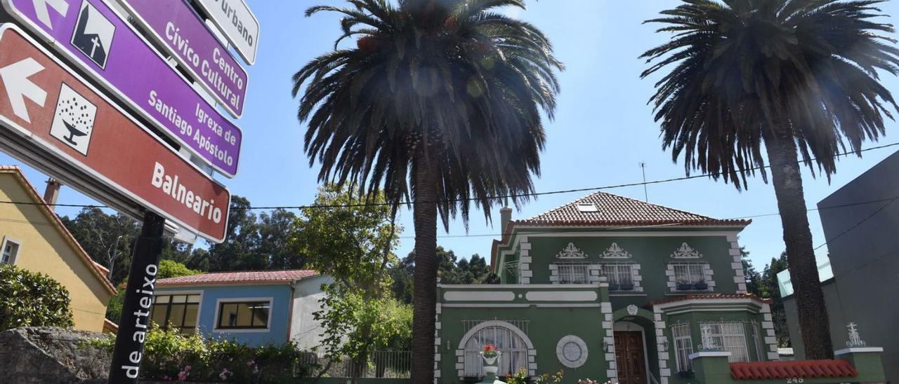 La conocida como Casa das Palmeiras, situada en la Travesía de Arteixo. |   // VÍCTOR ECHAVE
