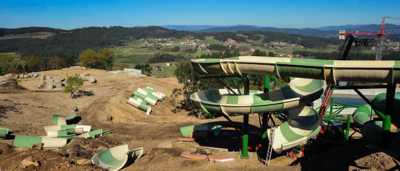 Toboganes instalados en la colina de Penente, donde está proyectado el parque acuático, en marzo pasado. | // IÑAKI ABELLA