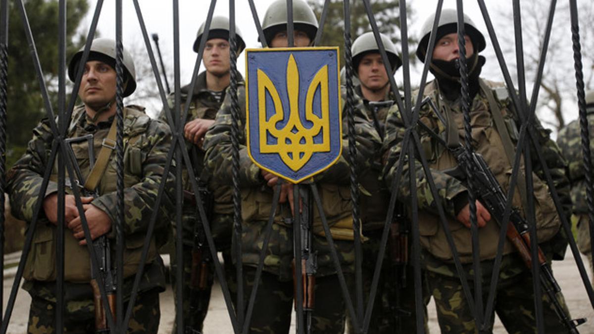 Soldados ucranianos hacen guardia en la entrada de la base de infantería de Pereválnoye, en Crimea.