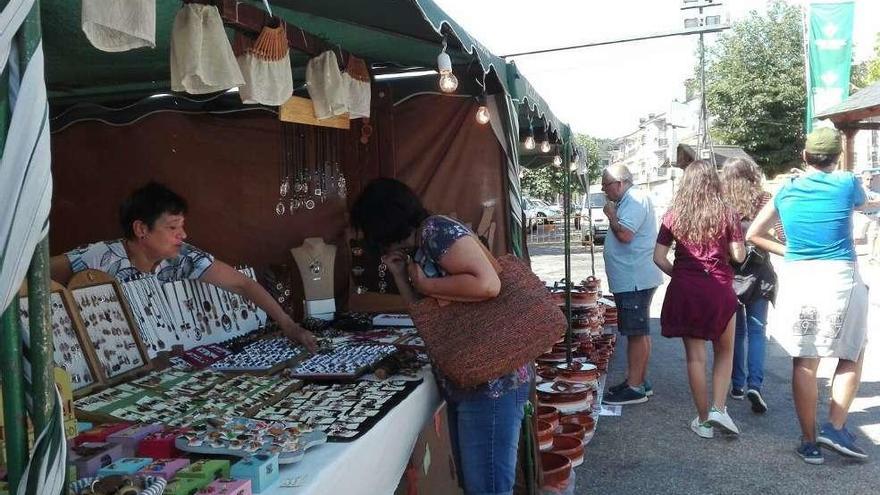 Puestos de bisutería y cerámica en la feria del Mercado del Puente.