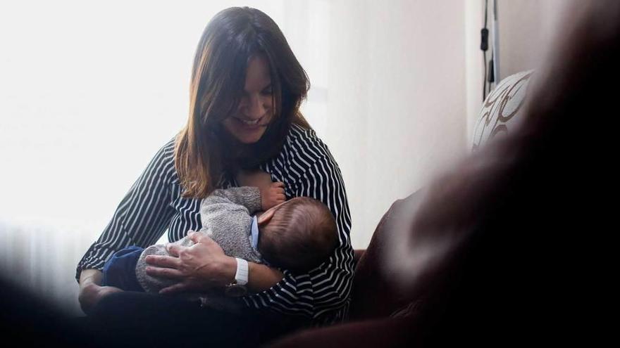 Irma Merayo da el pecho a Pablo, su segundo hijo, de 5 meses.