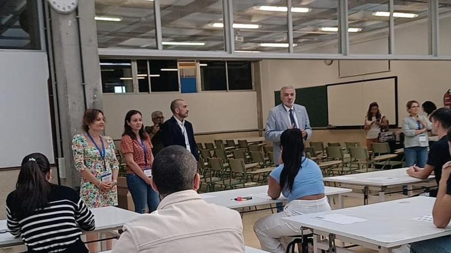 El rector Lluis Serra durante su saludo a los estudiantes antes de empezar los exámenes de la EBAU.