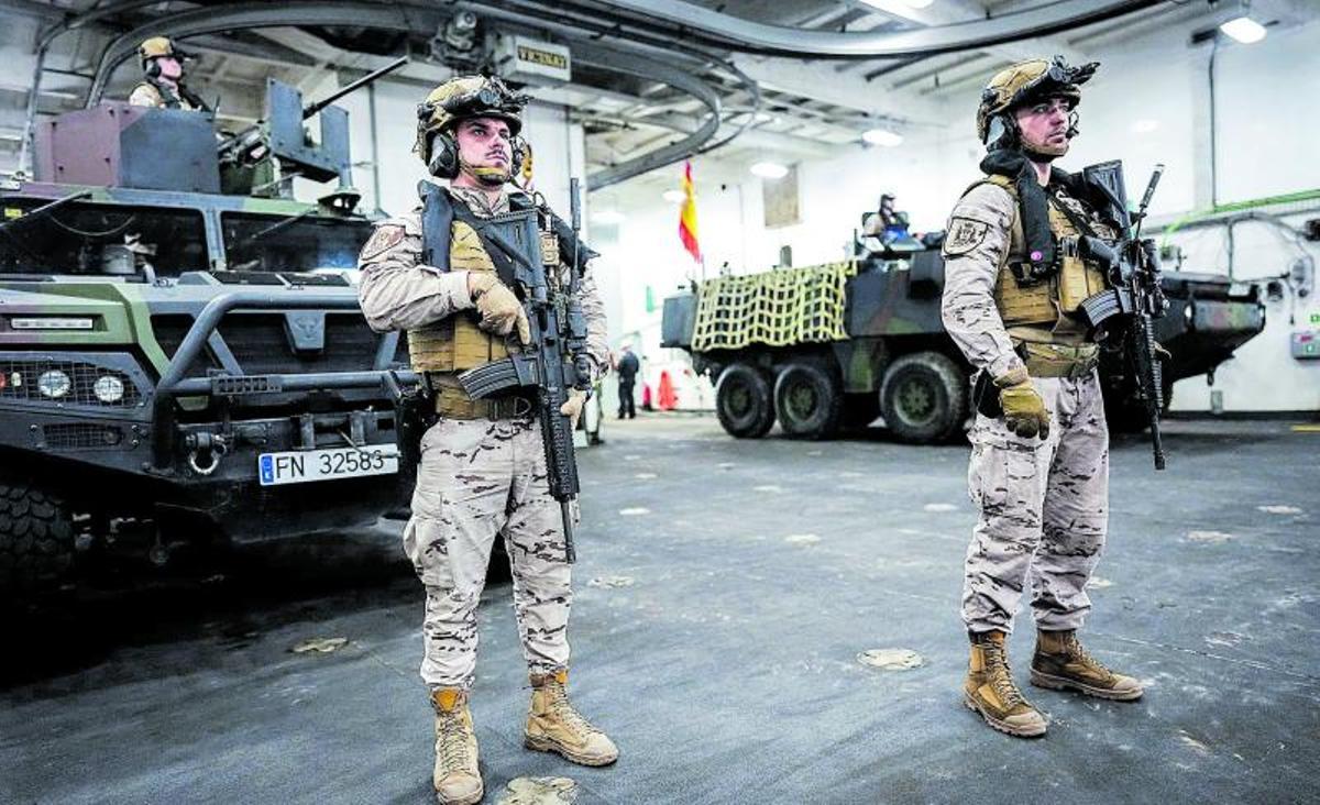 Cerca de 5.000 militares españoles están destinados en Rota. En la imagen, infantes de Marina embarcados para las maniobras Steadfast Dart 26