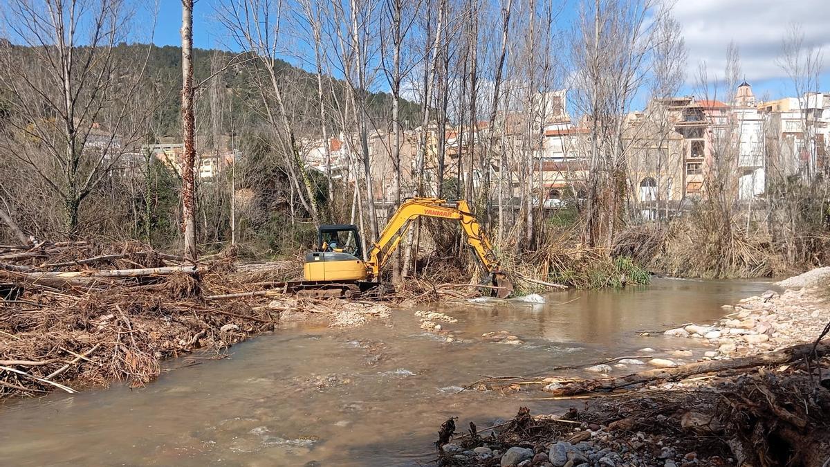 Las máquinas ya han iniciado los trabajos para recuperar el cauce del río a su paso por Montanejos.