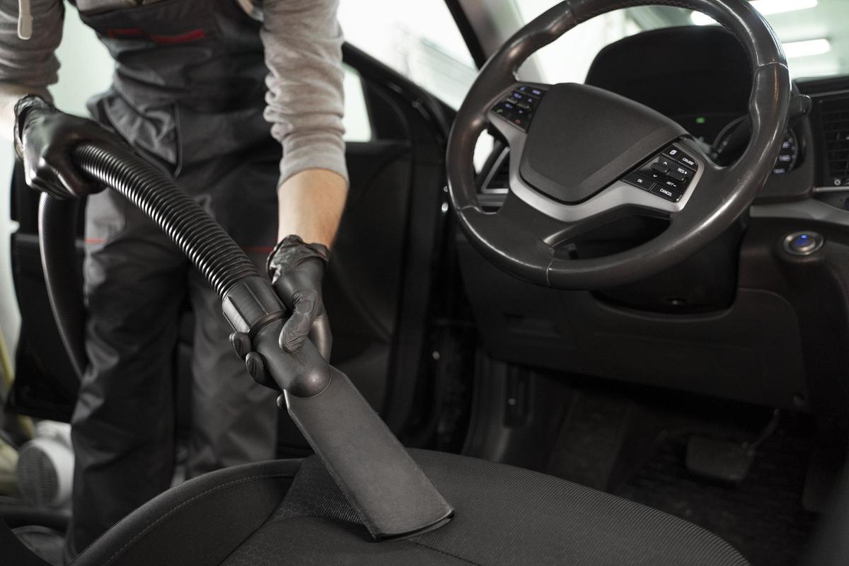 Usar una aspiradora que tengas por casa puede ser eficaz para limpiar el coche