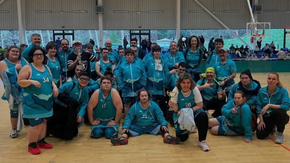 Fotot de família dels esportistes del club Unics Cerdanya