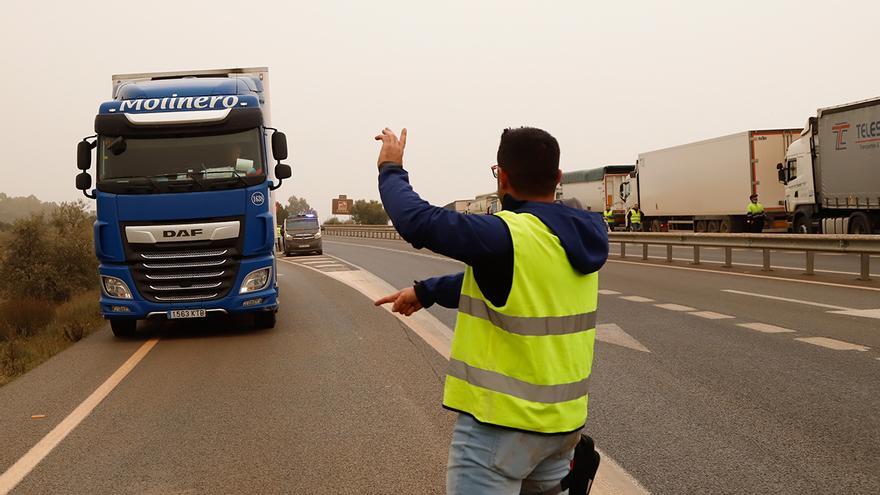 Los piquetes de transportistas cortan la circulación de camiones en la N-432 a la altura de la Carrera del Caballo