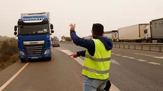 Los piquetes de transportistas cortan la circulación de camiones en la N-432 a la altura de la Carrera del Caballo