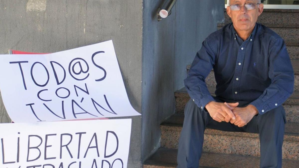 Juan Carlos, el padre del arzuano Iván, durante la huelga de hambre que mantuvo hasta este lunes / j. prieto