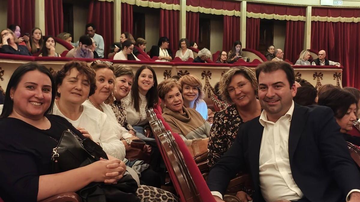 El alcalde de Salas, a la derecha, junto a un grupo de vecinos en las gradas del Campoamor.