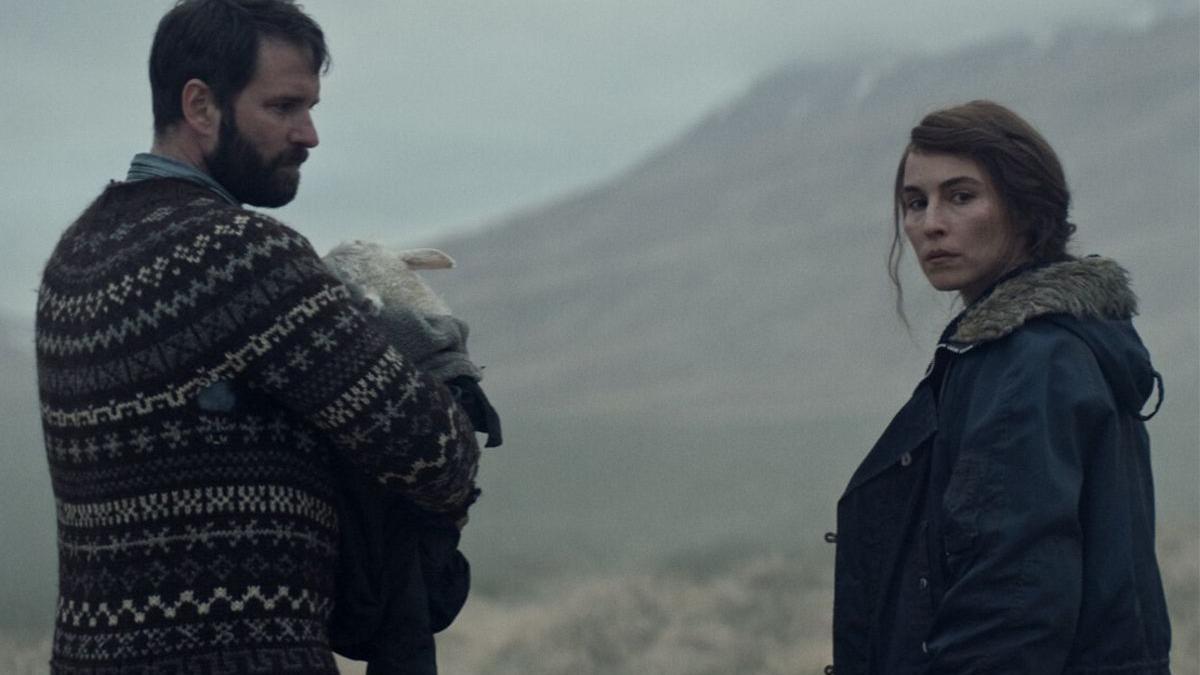 Hilmir Snær Guðnason y Noomi Rapace en una imagen de ’Lamb’.