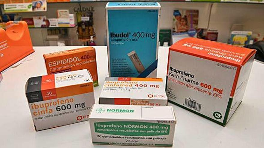 Varias cajas de medicamentos que incluyen ibuprofeno.