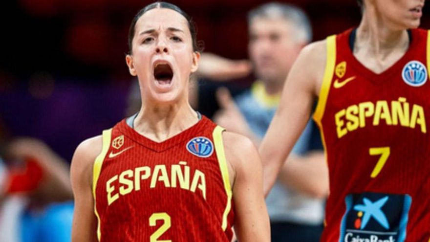Elena Buenavida celebra una canasta con España. |
