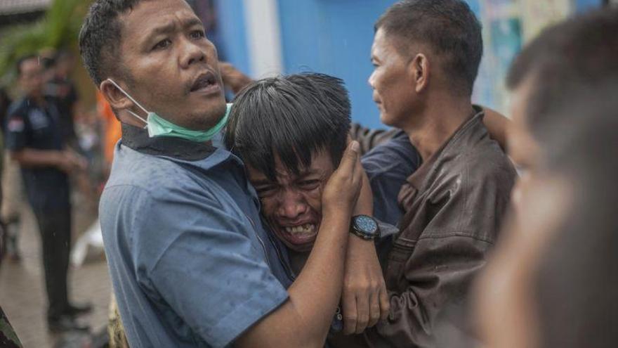 Al menos un muerto y 60 desaparecidos tras el derrumbe de una mina de oro en Indonesia