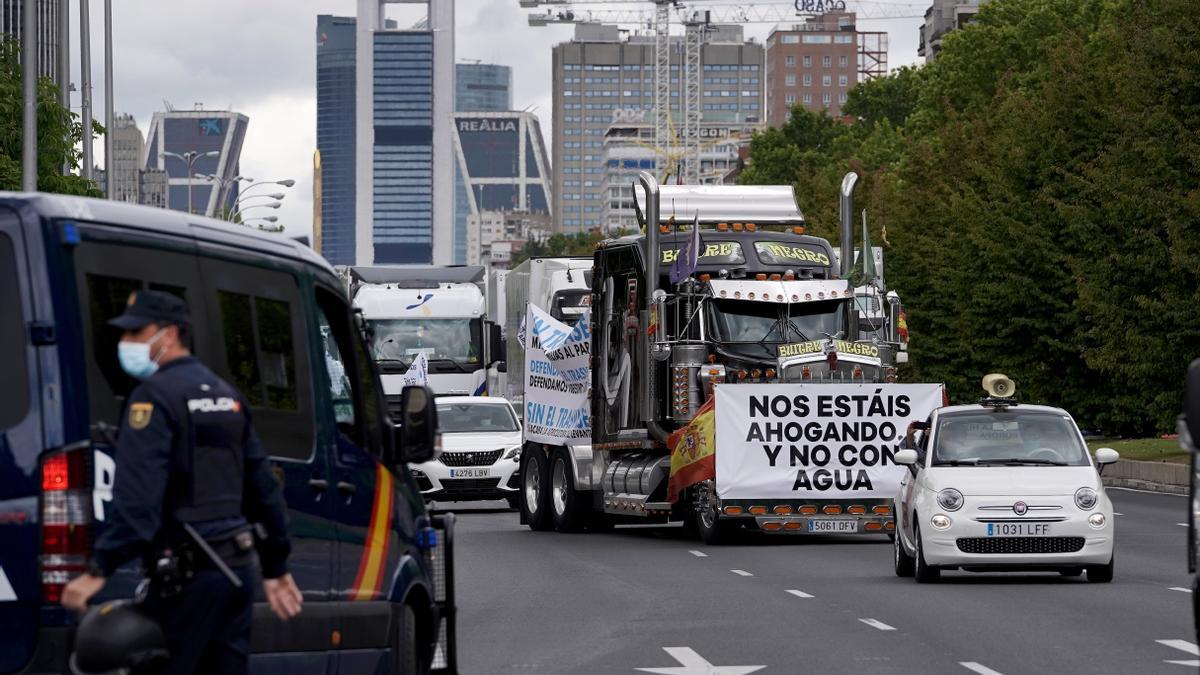 La Policía Nacional autoriza la caravana por el trasvase Tajo-Segura sin camiones tras dos horas de bloqueo