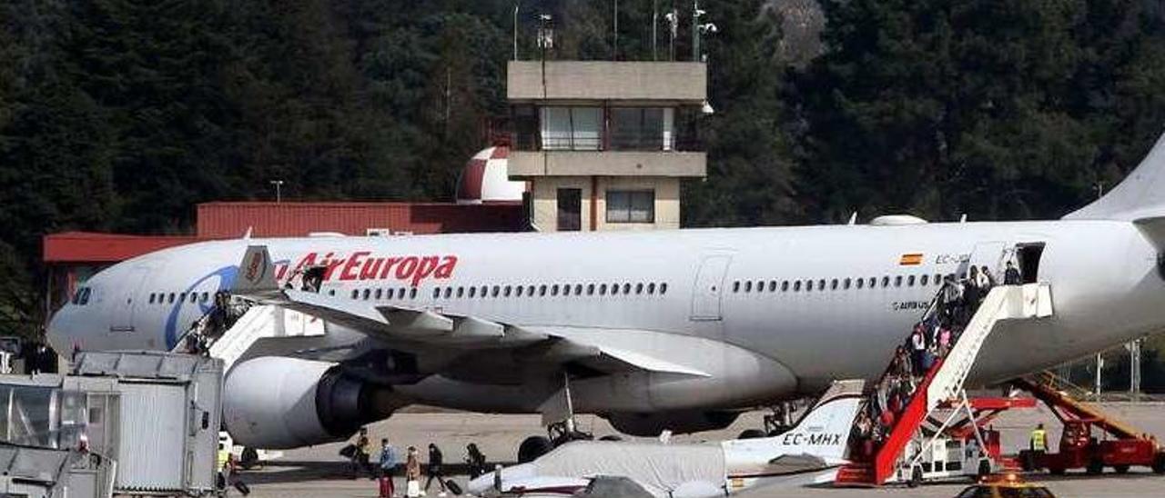 Peinador recibe el avión con mayor capacidad de pasajeros de su historia. // M.G. Brea