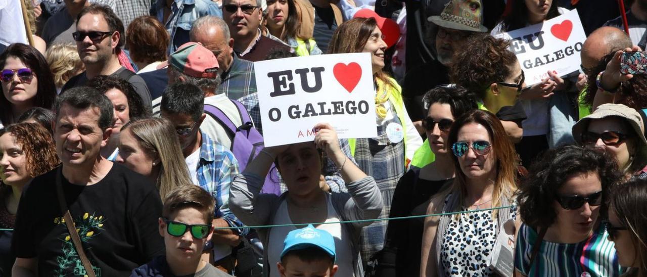 Asistentes á manifestación na defensa do galego nunha edición anterior. / XOÁN ÁLVAREZ