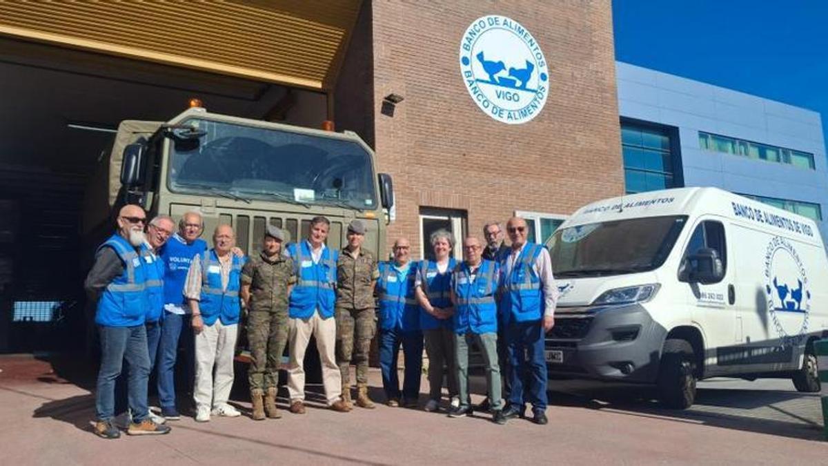 Personal de la BRILAT y voluntarios del Banco de Alimentos, durante la campaña de recogida desarrollada en la provincia de Pontevedra.