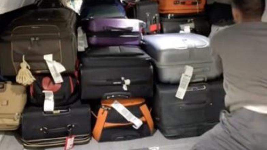 Así se introducen las maletas en la bodega del avión.